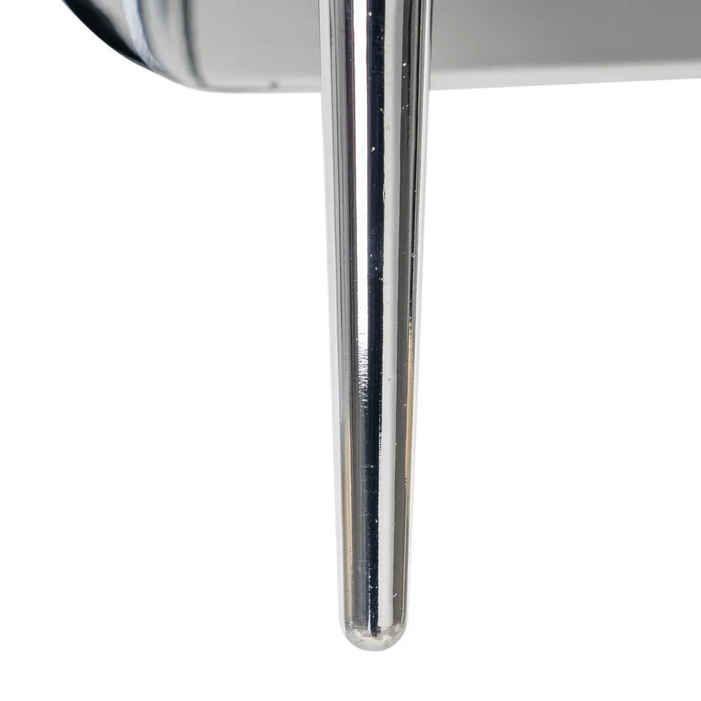 Close-up of a metallic wall lamp base | KULORI